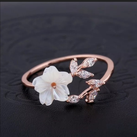 NEW! Stunning Gold-colored Flower Ring - Picture 4 of 7